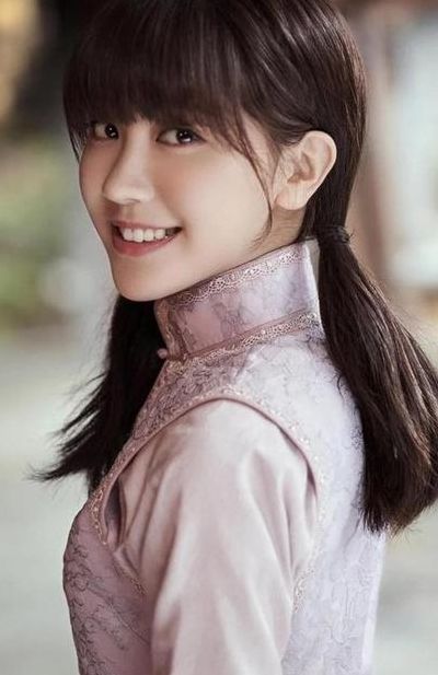 回眸一笑百媚生的意思（回眸一笑百媚生的意思是什么意思）