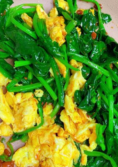菠菜怎么炒好吃又简单（菠菜怎么炒好吃又简单的做法视频）
