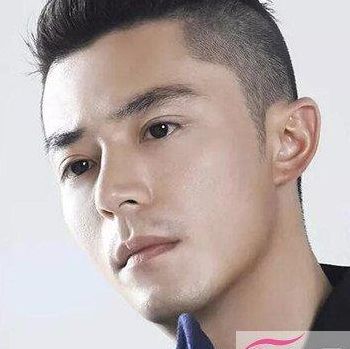 男生两边剃掉中间留长（男生两边剃掉中间留长发型图片）