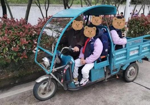 老人再就业给儿子买车称想刷存在感（给老人买接送小孩的车）