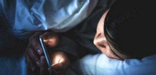 睡前玩手机伤眼折寿（睡前玩手机对智力有影响吗?）