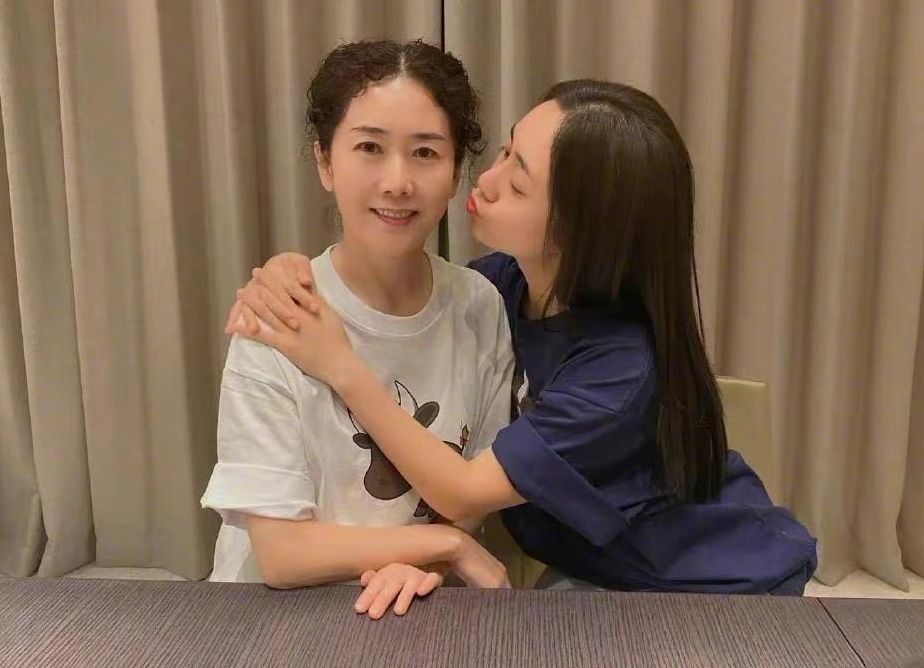 刘芸晒妈妈照片被辱骂怒怼网友（62岁刘芸妈妈太自律）