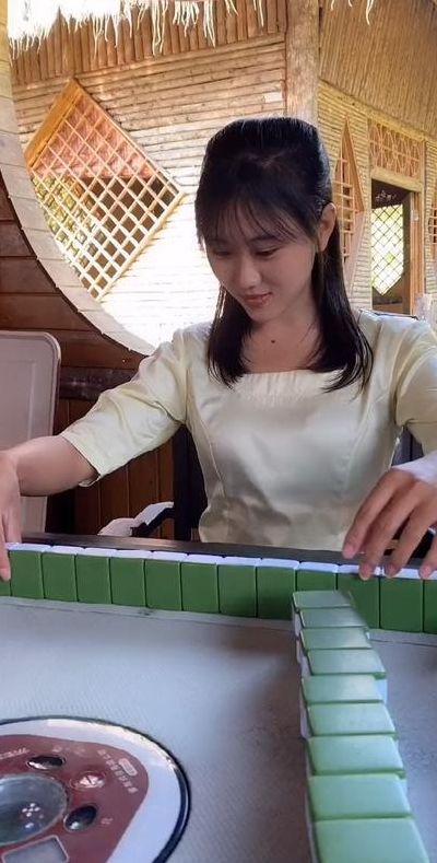 搓麻将的女人（搓麻将的女人 外网）