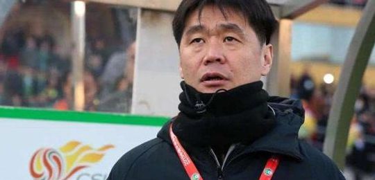 曝李霄鹏立新规:不准排挤归化球员（李霄鹏冲进球场）