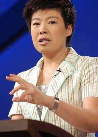 于丹北大演讲（于丹被北大学子轰下讲台视频）