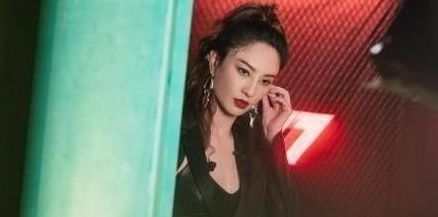 美女歌手坠楼(应采儿和郑希怡坠楼，为什么在机场陈小春和应采儿会不欢而散啊？就因为郑希怡坠楼？)