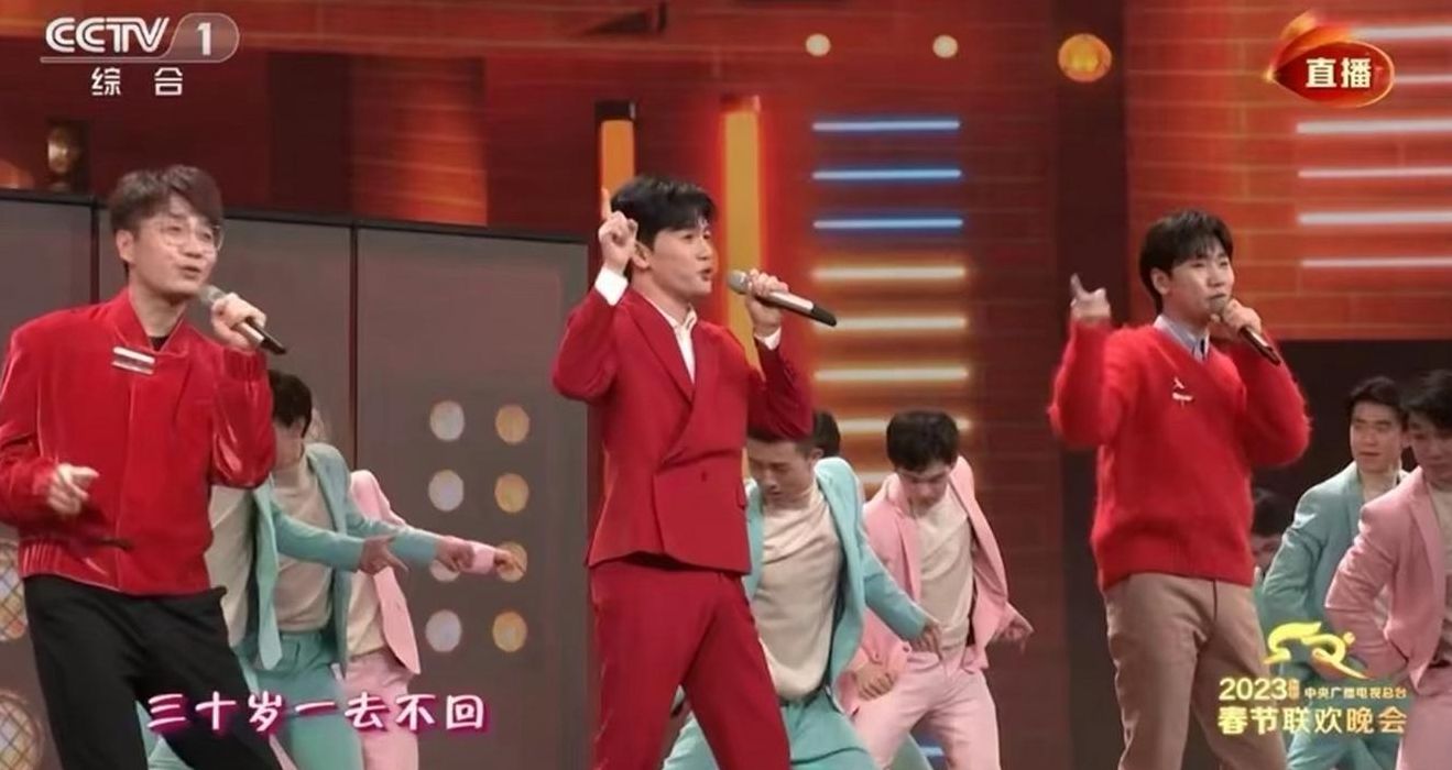 小虎队春晚视频(2010春晚小虎队的表演好感人啊，我想哭，你们有这种想哭的冲动吗？)