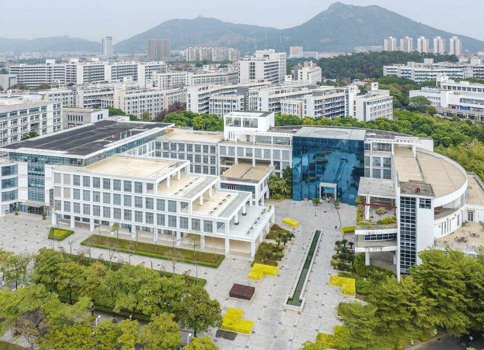 厦门华侨中学(厦门大学和厦门华侨大学有什么不同？)