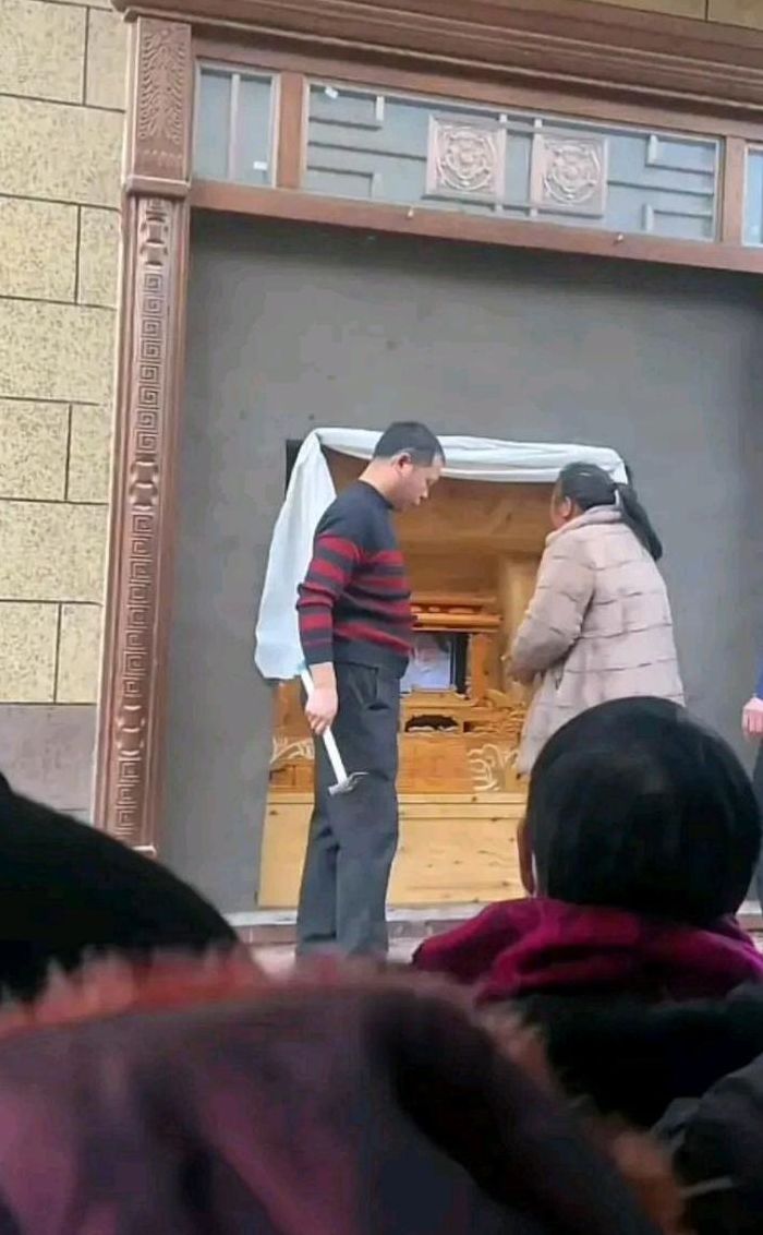 河南男子小区前葬母（河南埋小孩）