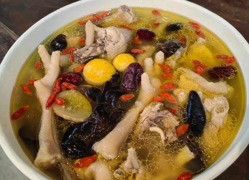 家庭炖鸡怎么炖好吃（家庭炖鸡怎么炖好吃又好喝）