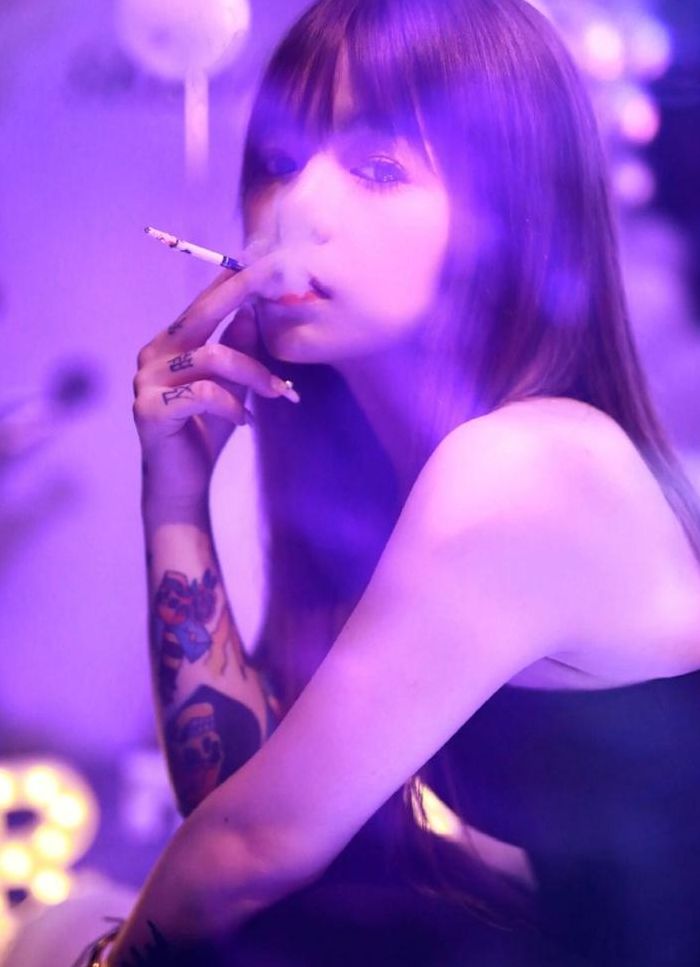 女生抽烟怎么吐烟好看（女生抽烟怎么吐烟好看一点）