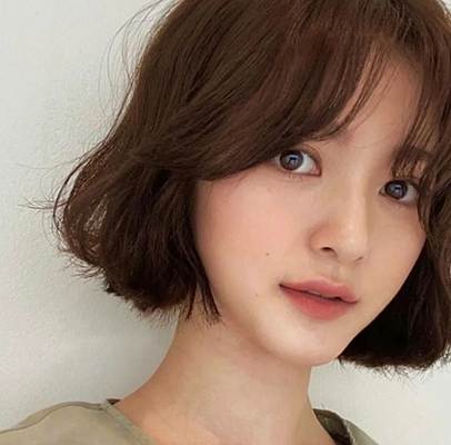 女生自然卷留什么发型（女生自然卷留什么发型不显头发乱）