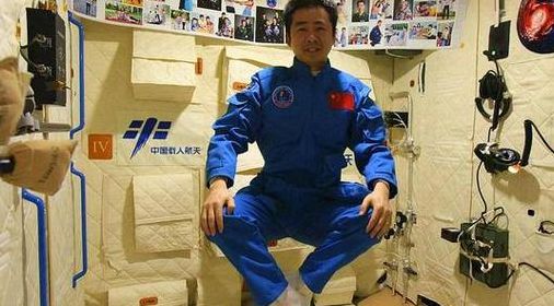 为什么航天员返回地球要坐轮椅（航天员从太空回来为什么要坐轮椅）