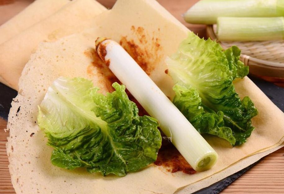 煎饼卷大葱（煎饼卷大葱英语）