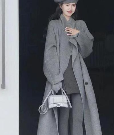 驼色配什么颜色好看（驼色配什么颜色好看浅灰深灰色）