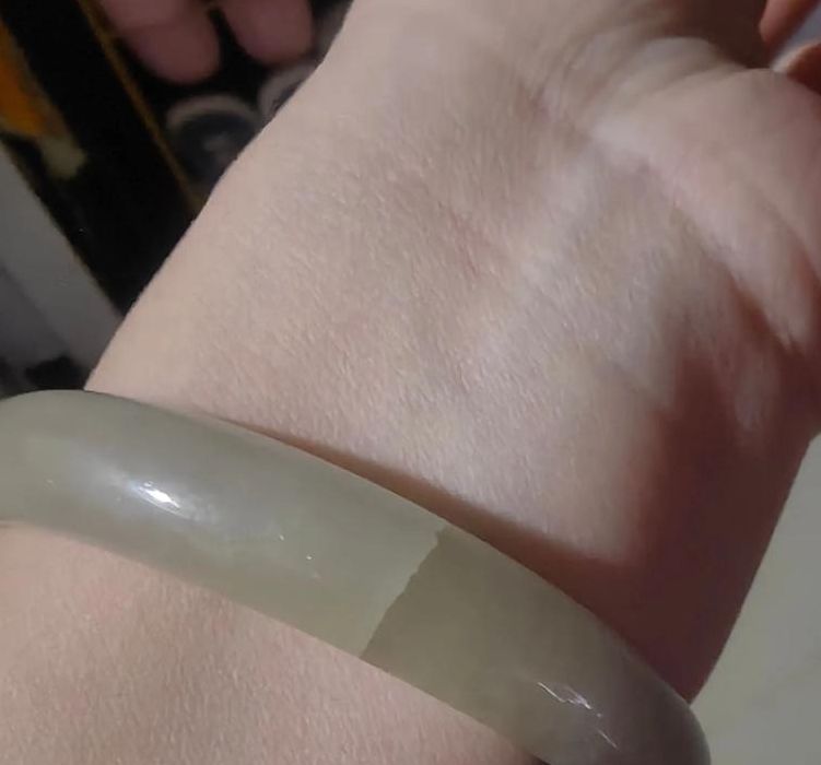 玉镯有裂纹能养好吗（玉镯有裂纹戴了不吉利?）