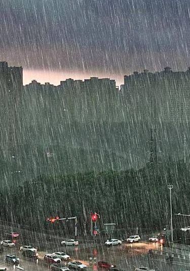 狂风暴雨是什么季节（狂风暴雨是什么气候）