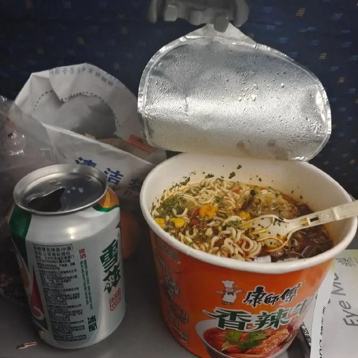 高铁上吃泡面(高铁上吃泡面汤怎么倒)
