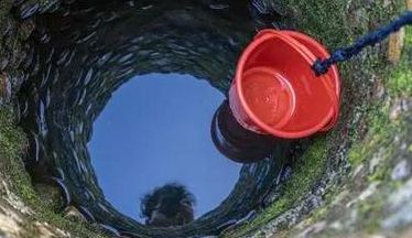 打水井怎么看地下有水（打井怎样判断地下有水）