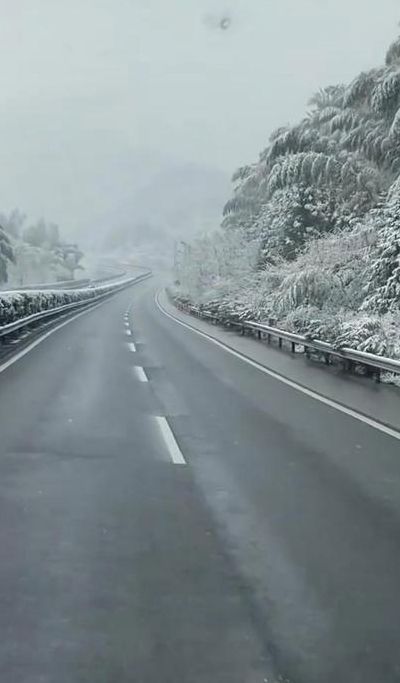 下雪天能开车吗（下雪天能开车上高速吗）