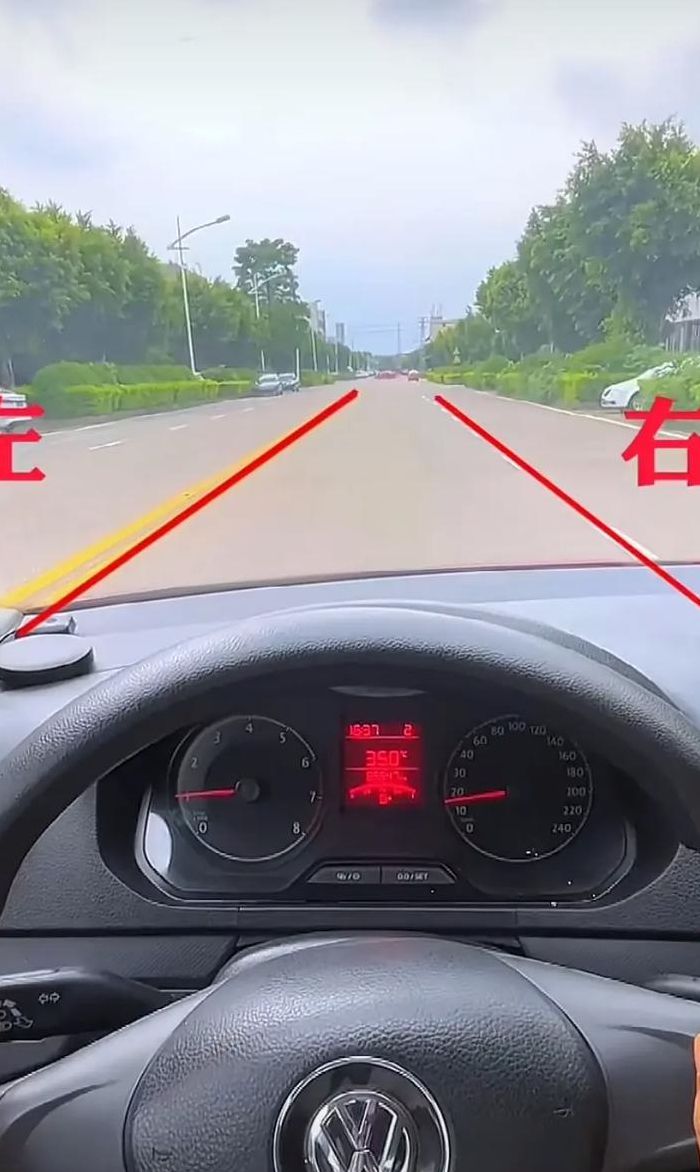 直线行驶怎么看出车偏（直线行驶怎么看出车偏视频）