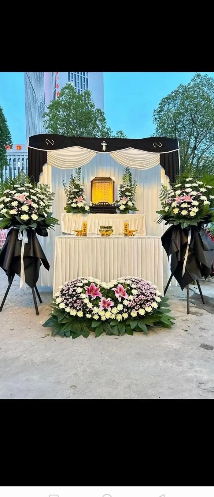 灵堂鲜花布置效果图（灵堂花艺布置图片）