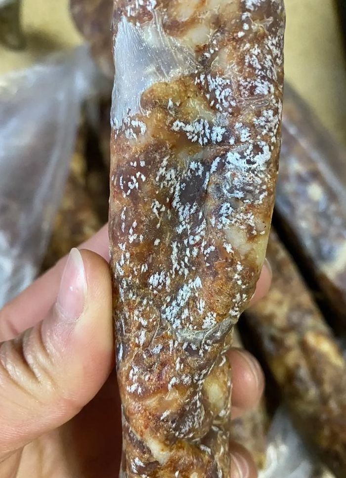 腊肠上面有白色粉末（腊肠有白霜像粉末一样）