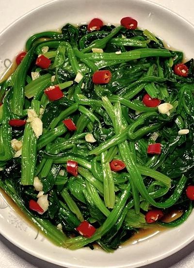 菠菜怎么炒好吃又简单（家庭炒芹菜最简单做法）